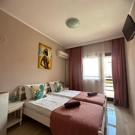 “poli” Πανσιόν Νεσέμπαρ